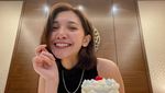 Pose Cantik Sheila Dara Saat Ngopi dan Makan Dessert Favorit
