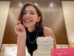 Pose Cantik Sheila Dara Saat Ngopi dan Makan Dessert Favorit