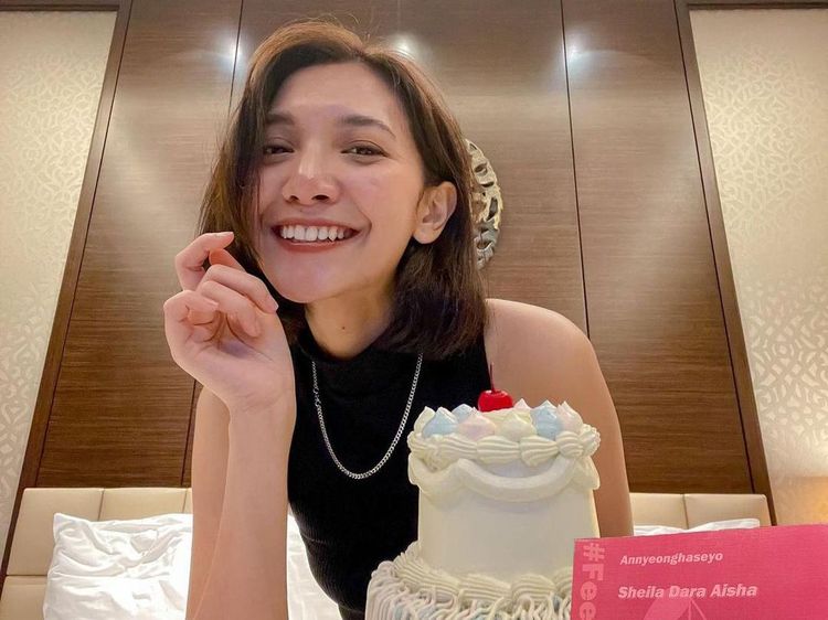 Pose Cantik Sheila Dara Saat Ngopi dan Makan Dessert Favorit