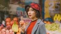 Sheila tampak cantik ketika berpose dengan sebuah apel yang ia genggam. Tampaknya ia sedang berada di pasar tradisional yang ada di luar negeri. Foto: Instagram @sheiladaisha