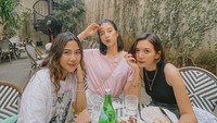 Gaya keren Sheila dipamerkan ketika ngumpul bersama teman-temannya. Mereka sedang menikmati aneka dessert favorit. Foto: Instagram @sheiladaisha