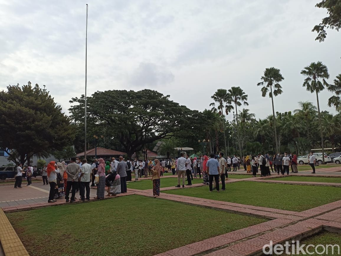 Suasana kepanikan di Balai Kota Jakarta saat gempa M 6,7, 14 Januari 2022. (Tiara Aliya Azzahra/detikcom)