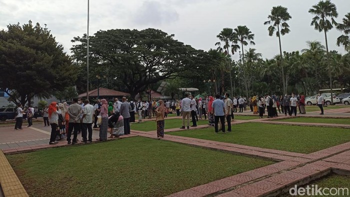 Suasana kepanikan di Balai Kota Jakarta saat gempa M 6,7, 14 Januari 2022. (Tiara Aliya Azzahra/detikcom)
