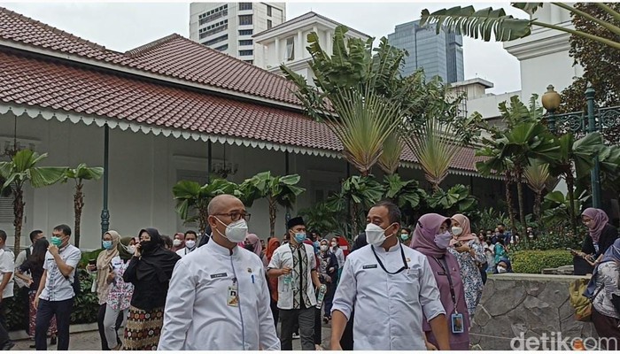 Suasana kepanikan di Balai Kota Jakarta saat gempa M 6,7, 14 Januari 2022. (Tiara Aliya Azzahra/detikcom)