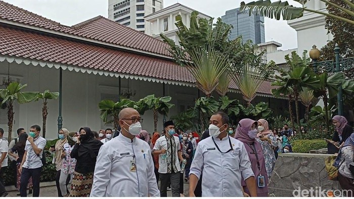 Suasana kepanikan di Balai Kota Jakarta saat gempa M 6,7, 14 Januari 2022. (Tiara Aliya Azzahra/detikcom)