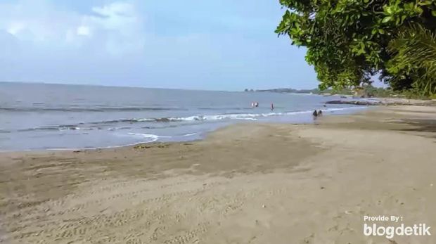 Suasana Pantai Anyer, Cilegon, Banten pada Jumat (14/1/2022) sore.