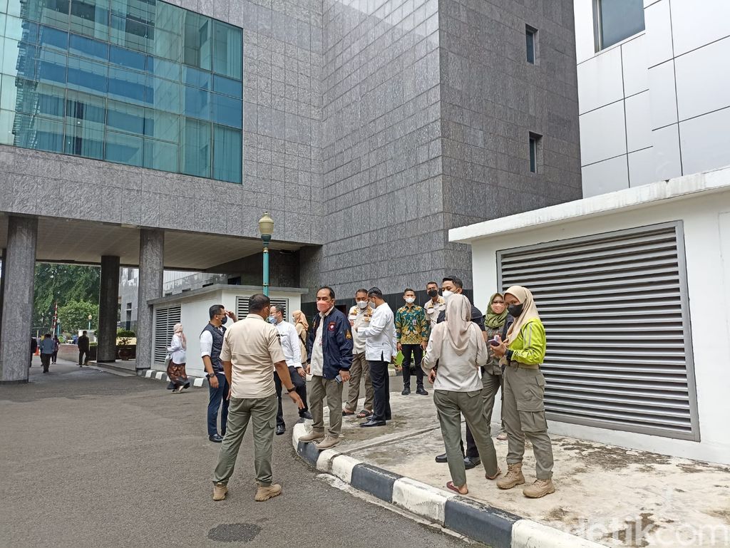 Suasana seketika setelah gempa M 6,7 guncang Jakarta, 14 Januari 2022. (Tiara Aliya Azzahra/detikcom)