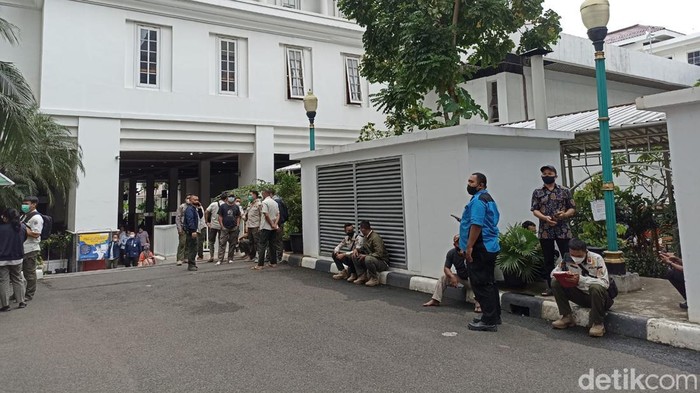 Suasana seketika setelah gempa M 6,7 guncang Jakarta, 14 Januari 2022. (Tiara Aliya Azzahra/detikcom) Suasana seketika setelah gempa M 6,7 guncang Jakarta, 14 Januari 2022. (Tiara Aliya Azzahra/detikcom)