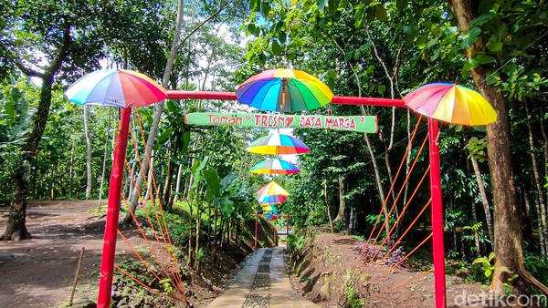 Taman Tresno Jasa Marga resmi dibuka pada Desember 2021. Jauh sebelum itu, lahan tempat taman ini berdiri menyimpan cerita tersendiri yang kontras dengan kondisinya sekarang. Pasalnya, lahan seluas 1.500 meter persegi itu dahulu merupakan area pertambangan pasir. Foto: Jalu Rahman Dewantara/detikcom Taman Tresno Jasa Marga resmi dibuka pada Desember 2021. Jauh sebelum itu, lahan tempat taman ini berdiri menyimpan cerita tersendiri yang kontras dengan kondisinya sekarang. Pasalnya, lahan seluas 1.500 meter persegi itu dahulu merupakan area pertambangan pasir. Foto: Jalu Rahman Dewantara/detikcom