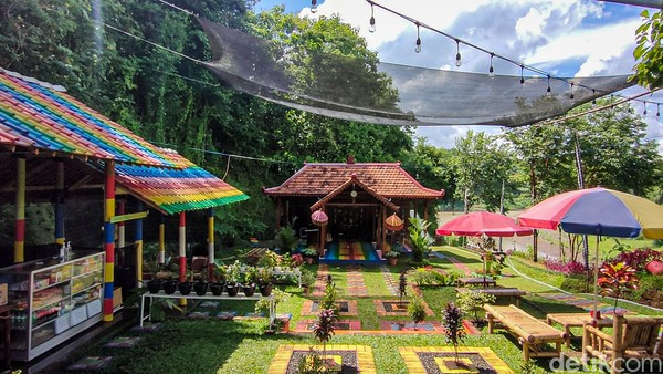 Sesampainya di taman ini, pengunjung akan disambut gapura bambu yang menjadi gerbang utama Taman Tresno Jasa Marga. Gapura berwarna merah itu dihiasi payung warna warni yang ditempel di sepanjang jalan setapak menuju area inti taman. Adapun jarak dari pintu masuk sampai ke dalam taman berkisar 50 meter. Foto: Jalu Rahman Dewantara/detikcom Sesampainya di taman ini, pengunjung akan disambut gapura bambu yang menjadi gerbang utama Taman Tresno Jasa Marga. Gapura berwarna merah itu dihiasi payung warna warni yang ditempel di sepanjang jalan setapak menuju area inti taman. Adapun jarak dari pintu masuk sampai ke dalam taman berkisar 50 meter. Foto: Jalu Rahman Dewantara/detikcom