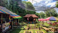 Sesampainya di taman ini, pengunjung akan disambut gapura bambu yang menjadi gerbang utama Taman Tresno Jasa Marga. Gapura berwarna merah itu dihiasi payung warna warni yang ditempel di sepanjang jalan setapak menuju area inti taman. Adapun jarak dari pintu masuk sampai ke dalam taman berkisar 50 meter. Foto: Jalu Rahman Dewantara/detikcom