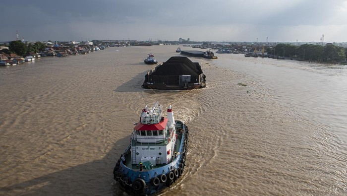 TARGET PRODUKSI BATU BARA NASIONAL 2022 Sebuah kapal tongkang pengangkut batu bara melintas di Sungai Musi, Palembang, Sumatera Selatan, Jumat (14/1/2022). Kementerian Energi dan Sumber Daya Mineral (ESDM) menetapkan target produksi batu bara 2022 mencapai 663 juta ton yang diperuntukkan untuk konsumsi domestik/domestik market obligation (DMO) sebesar 165,7 juta ton sedangkan sisanya 497,2 juta ton akan mengisi pasar ekspor. ANTARA FOTO/Nova Wahyudi/rwa.