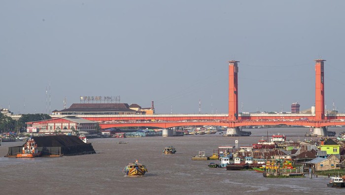 Sebuah kapal tongkang pengangkut batu bara melintas di Sungai Musi, Palembang, Sumatera Selatan, Jumat (14/1/2022). Kementerian Energi dan Sumber Daya Mineral (ESDM) menetapkan target produksi batu bara 2022 mencapai 663 juta ton yang diperuntukkan untuk konsumsi domestik/domestik market obligation (DMO)  sebesar 165,7 juta ton sedangkan sisanya 497,2 juta ton akan mengisi pasar ekspor. ANTARA FOTO/Nova Wahyudi/rwa.