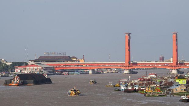 Sebuah kapal tongkang pengangkut batu bara melintas di Sungai Musi, Palembang, Sumatera Selatan, Jumat (14/1/2022). Kementerian Energi dan Sumber Daya Mineral (ESDM) menetapkan target produksi batu bara 2022 mencapai 663 juta ton yang diperuntukkan untuk konsumsi domestik/domestik market obligation (DMO)  sebesar 165,7 juta ton sedangkan sisanya 497,2 juta ton akan mengisi pasar ekspor. ANTARA FOTO/Nova Wahyudi/rwa.
