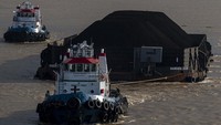 Sebuah kapal tongkang pengangkut batu bara melintas di Sungai Musi, Palembang, Sumatera Selatan, Jumat (14/1/2022).