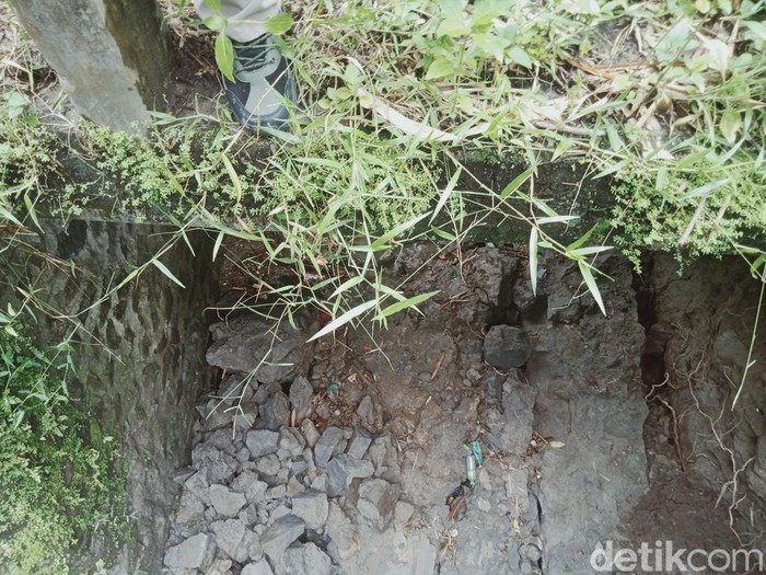 Tebing penyangga Jembatan Sungai Logede, Desa Logede, Kecamatan Karangnongko, Klaten, ambrol, Jumat (14/1/2022).