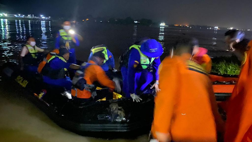 Teknisi Mesin Kapal yang Tenggelam di Sungai Jambi Ditemukan Tewas