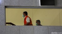 Akibat perbuatannya, Alfred disangkakan melanggar Pasal 12 huruf a atau Pasal 12 huruf b atau Pasal 11 Undang-Undang Nomor 31 Tahun 1999 sebagaimana telah diubah dengan Undang-Undang Nomor 20 Tahun 2001 tentang Perubahan atas Undang-Undang Nomor 31 Tahun 1999 tentang Pemberantasan Tindak Pidana Korupsi jo Pasal 55 ayat (1) ke-1 KUHPidana.