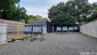 Untuk panahan, di sini terdapat dua pilihan yang bisa traveler pilih. Yang pertama masuk ke klub dengan membayar Rp 100 ribu, terus perempat kali latihan itu Rp 250 ribu dengan persesi latihan itu 2 jam.  Yang kedua nih, jika ada pengunjung yang iseng pengen coba bisa juga dengan membayar Rp 25 ribu untuk 24 anak panah.