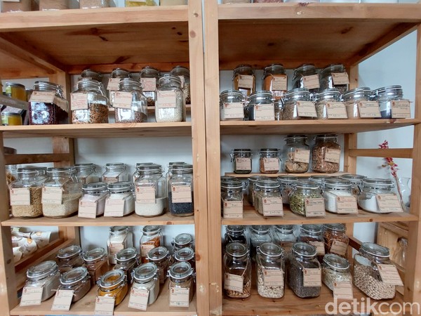 Di market-nya juga kamu bisa membeli sabun organik,minuman soda, coklat, beras, parfum, pembersih, dan aneka produk organik dan ramah lingkungan. Semua isi dari Tilu Market ini adalah kerjasama dengan para UMKM. Di market-nya juga kamu bisa membeli sabun organik,minuman soda, coklat, beras, parfum, pembersih, dan aneka produk organik dan ramah lingkungan. Semua isi dari Tilu Market ini adalah kerjasama dengan para UMKM.