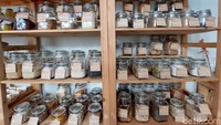 Di market-nya juga kamu bisa membeli sabun organik,minuman soda, coklat, beras, parfum, pembersih, dan aneka produk organik dan ramah lingkungan. Semua isi dari Tilu Market ini adalah kerjasama dengan para UMKM.