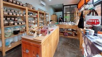 Buat ibu-ibu nih, bisa membeli aneka macam bumbu dapur di Tilu Marke lho. Banyak banget pilihannya dan dijual dengan harga per gram lho. Jadi ibu-biu bisa beli sesuai dengan kebutuhan.