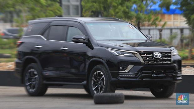 Toyota New Fortuner GR Sport saat Test Drive di Edutown Arena, BSD, Tangerang Selatan, Jumat, (14/1/2022). (CNBC Indonesia/Muhammad Sabki)