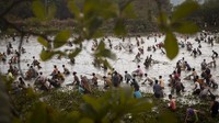 Festival ini menarik perhatian karena ikan yang ditangkap tidak menggunakan joran atau alat pancing yang umunya digunakan banyak orang, melainkan menggunakan anyaman bambu atau rotan seperti gambar di atas ini.