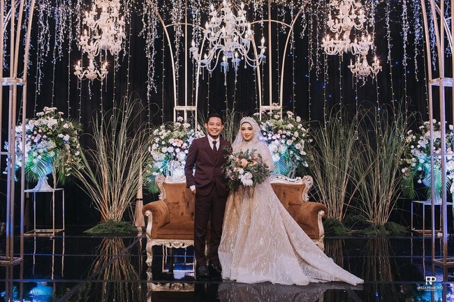 Sedangkan kapten timnas Indonesia, Evan Dimas, baru menikah tahun lalu. Pria 26 tahun tersebut mempersunting wanita bernama Zahra Hamik di tanggal cantik 22/2/2020. Zahra diketahui seorang makeup artist dan memiliki bisnis fashion. Begini potret hari bahagia mereka.Foto: Instagram