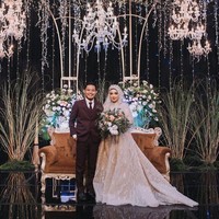 Sedangkan kapten timnas Indonesia, Evan Dimas, baru menikah tahun lalu. Pria 26 tahun tersebut mempersunting wanita bernama Zahra Hamik di tanggal cantik 22/2/2020. Zahra diketahui seorang makeup artist dan memiliki bisnis fashion. Begini potret hari bahagia mereka.Foto: Instagram