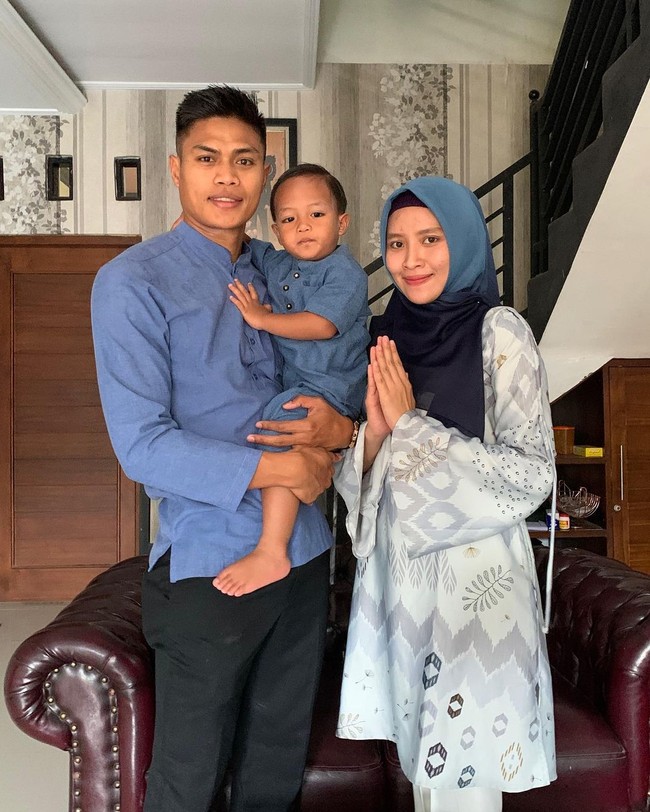 Bek timnas Indonesia Fachrudin Aryanto telah memiliki seorang putra dari pernikahannya dengan wanita bernama Veronita. Veronita sendiri berprofesi sebagai polwan. Ini potret keluarga kecil mereka di hari Lebaran.Foto: Instagram
