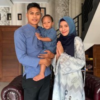 Bek timnas Indonesia Fachrudin Aryanto telah memiliki seorang putra dari pernikahannya dengan wanita bernama Veronita. Veronita sendiri berprofesi sebagai polwan. Ini potret keluarga kecil mereka di hari Lebaran.Foto: Instagram