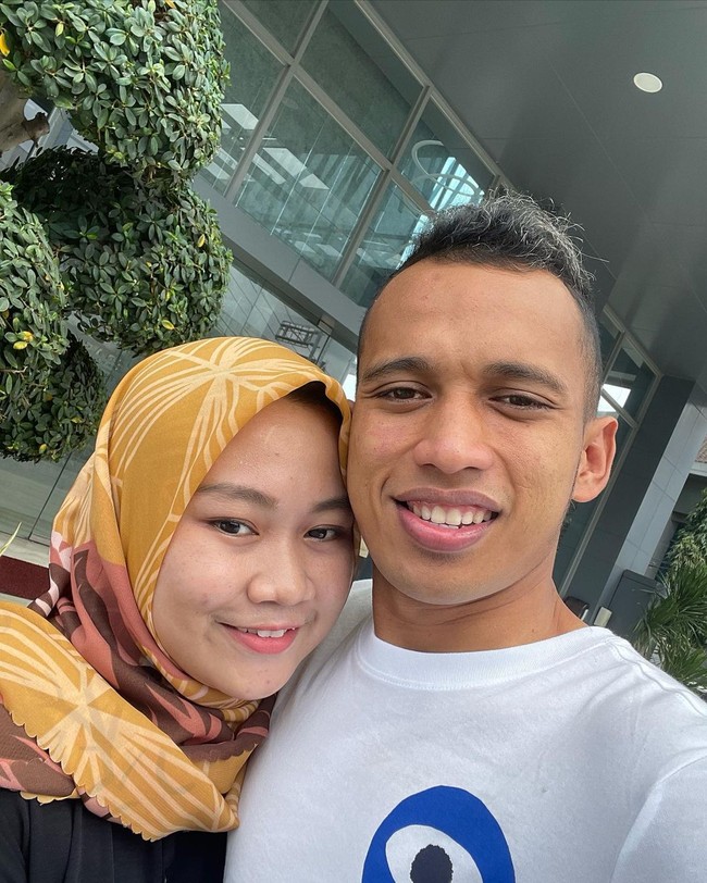 Irfan Jaya juga sudah menikah. Irfan 26 tahun tersebut mempersunting wanita bernama Sri Lestari Dhanial. Ini foto kemesraan mereka baru-baru ini yang dipamerkan di Instagram.Foto: Instagram