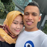 Irfan Jaya juga sudah menikah. Irfan 26 tahun tersebut mempersunting wanita bernama Sri Lestari Dhanial. Ini foto kemesraan mereka baru-baru ini yang dipamerkan di Instagram.Foto: Instagram