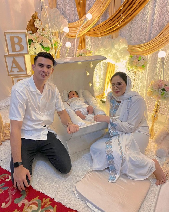 Beberapa pemain timnas Indonesia sudah memiliki anak. Kiper Nadeo Argawinata yang menikah dengan Destiara Sari baru saja dikaruniai anak perempuan. Mereka baru-baru ini melangsungkan acara tasmiyah untuk merayakan kelahiran bayi Sabine. Foto: Instagram