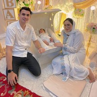 Beberapa pemain timnas Indonesia sudah memiliki anak. Kiper Nadeo Argawinata yang menikah dengan Destiara Sari baru saja dikaruniai anak perempuan. Mereka baru-baru ini melangsungkan acara tasmiyah untuk merayakan kelahiran bayi Sabine. Foto: Instagram