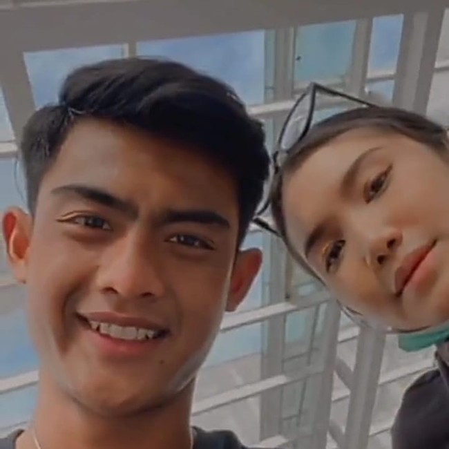 Pemain muda Pratama Arhan baru-baru ini mengungkap sosok wanita istimewa yang mengisi hari-harinya. Dalam postingandi  media sosial, tampak jika bek berusia 20 tahun itu sedang dekat dengan wanita bernama Marshella Aprilia. Foto: Instagram
