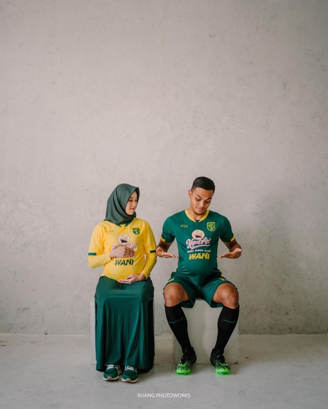 Rachmat Irianto cukup sering mengunggah fotonya bersama sang istri, Siti Qonita, di Instagram. Terakhir ia pun menunjukkan pemotretan baby bump ketika istrinya mengandung. Salah satu fotonya yang unik bertemakan sepak bola sesuai profesi Rachmat. Foto: Instagram