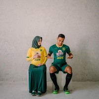 Rachmat Irianto cukup sering mengunggah fotonya bersama sang istri, Siti Qonita, di Instagram. Terakhir ia pun menunjukkan pemotretan baby bump ketika istrinya mengandung. Salah satu fotonya yang unik bertemakan sepak bola sesuai profesi Rachmat. Foto: Instagram