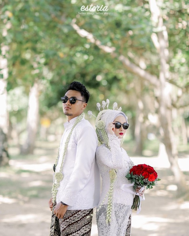 Rizky Dwi Febrianto menikah akhir tahun lalu. Pria 24 tahun yang bermain untuk Arema tersebut beberapa kali membagikan potretnya bersama sang istri, Selvi Dwi Novitasari. Ini potret hari bahagia mereka.Foto: Instagram