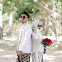 Rizky Dwi Febrianto menikah akhir tahun lalu. Pria 24 tahun yang bermain untuk Arema tersebut beberapa kali membagikan potretnya bersama sang istri, Selvi Dwi Novitasari. Ini potret hari bahagia mereka.Foto: Instagram