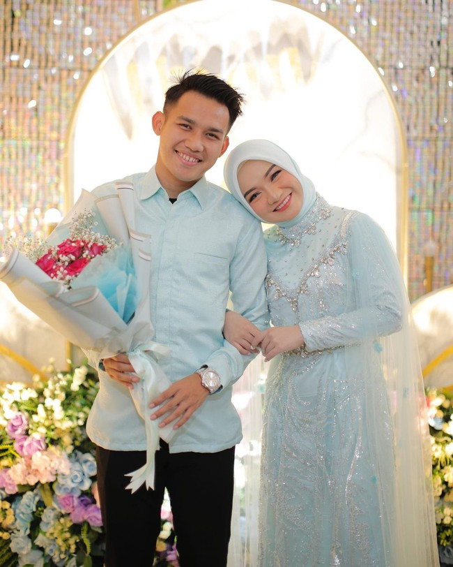 Witan Sulaeman baru saja melamar kekasihnya pada 8 Januari lalu. Dikatakan jika pria 20 tahun tersebut sudah naksir dengan kekasihnya yang bernama Rismahani sejak SD. Dalam prosesi lamaran mereka, keduanya tampak serasi mengenakan busana serba biru muda. The Real One Step Closer, tulisnya di Instagram.Foto: Instagram