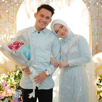 Witan Sulaeman baru saja melamar kekasihnya pada 8 Januari lalu. Dikatakan jika pria 20 tahun tersebut sudah naksir dengan kekasihnya yang bernama Rismahani sejak SD. Dalam prosesi lamaran mereka, keduanya tampak serasi mengenakan busana serba biru muda. The Real One Step Closer, tulisnya di Instagram.Foto: Instagram