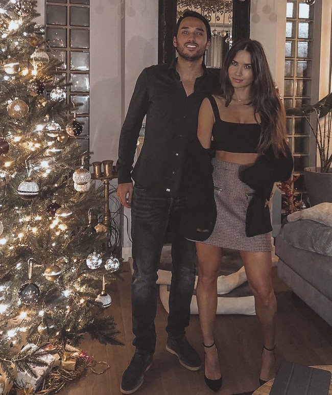 Ezra Walian yang merupakan striker timnas Indonesia diketahui berpacaran dengan seorang wanita cantik asal Belanda. Selebgram yang kini tinggal di Bandung tersebut juga cukup sering memperlihatkan kemesraan sekaligus tubuh atletis keduanya.Foto: Instagram