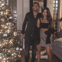Ezra Walian yang merupakan striker timnas Indonesia diketahui berpacaran dengan seorang wanita cantik asal Belanda. Selebgram yang kini tinggal di Bandung tersebut juga cukup sering memperlihatkan kemesraan sekaligus tubuh atletis keduanya.Foto: Instagram