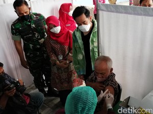Stok Vaksin Booster di Solo Terbatas, Gibran Cari Pinjaman ke Daerah Lain