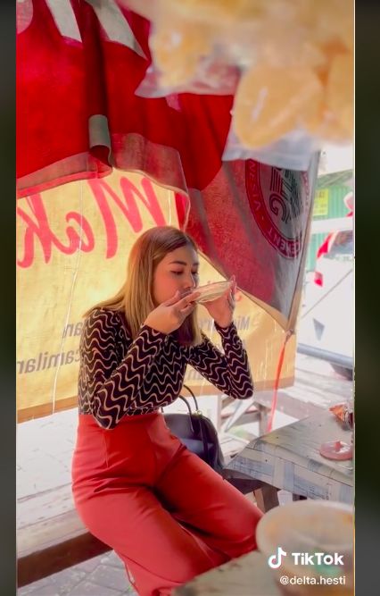 Wanita sombong saat nonkrong di kafe mahal