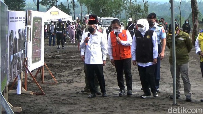 Wapres Ma'ruf Amin kunjungi hunian sementara korban erupsi gunung Semeru di desa Sumber Mujur, Candipuro, Lumajang. Ia minta pembangunan hunian itu dipercepat.