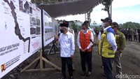 Dengan didampingi kepala BNPB, Wakil Menteri Lingkungan Hidup dan Kehutanan RI, Gubernur Jawa Timur dan Kapolda Jawa Timur, Wakil Presiden Republik Indonesia Maruf Amin mengunjungi lokasi hunian sementara bagi korban erupsi Gunung Semeru di Desa Sumber Mujur, Kecamatan Candipuro, Lumajang, Jumat (14/1/2021).