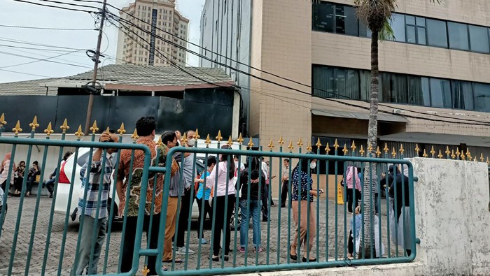 Warga berhamburan keluar gedung di Jakbar